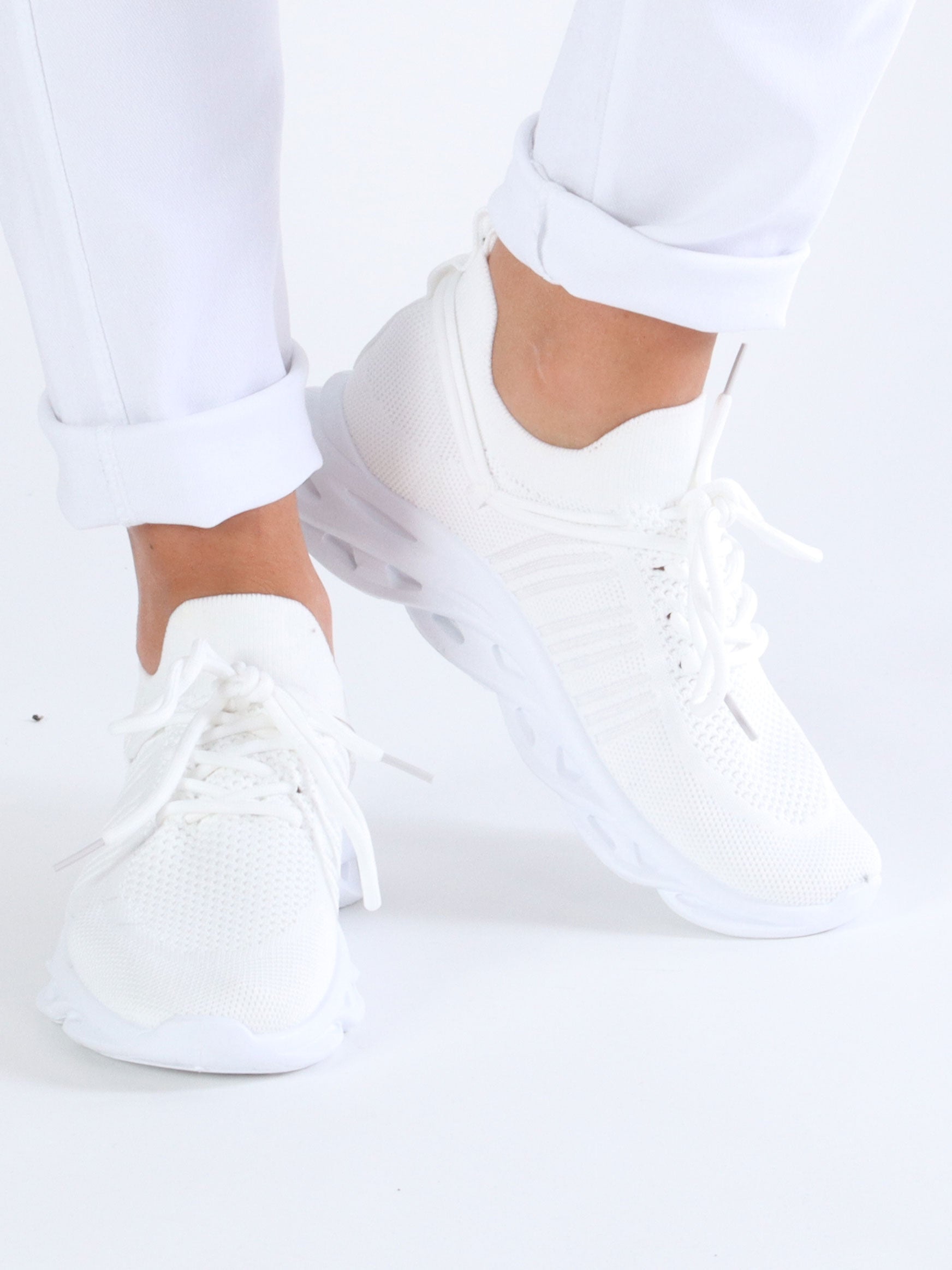 Tracy - Vita strumpskor med detaljerad sula